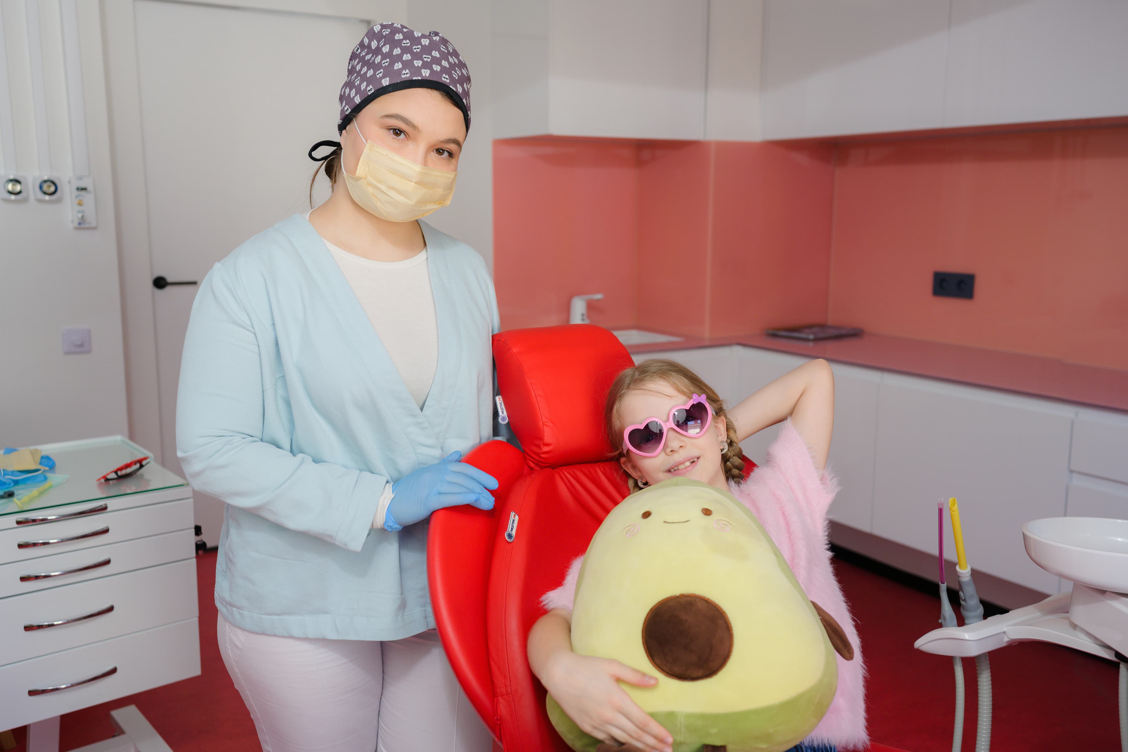Детский стоматолог BAMBINO с девочкой в стоматологическом кресле