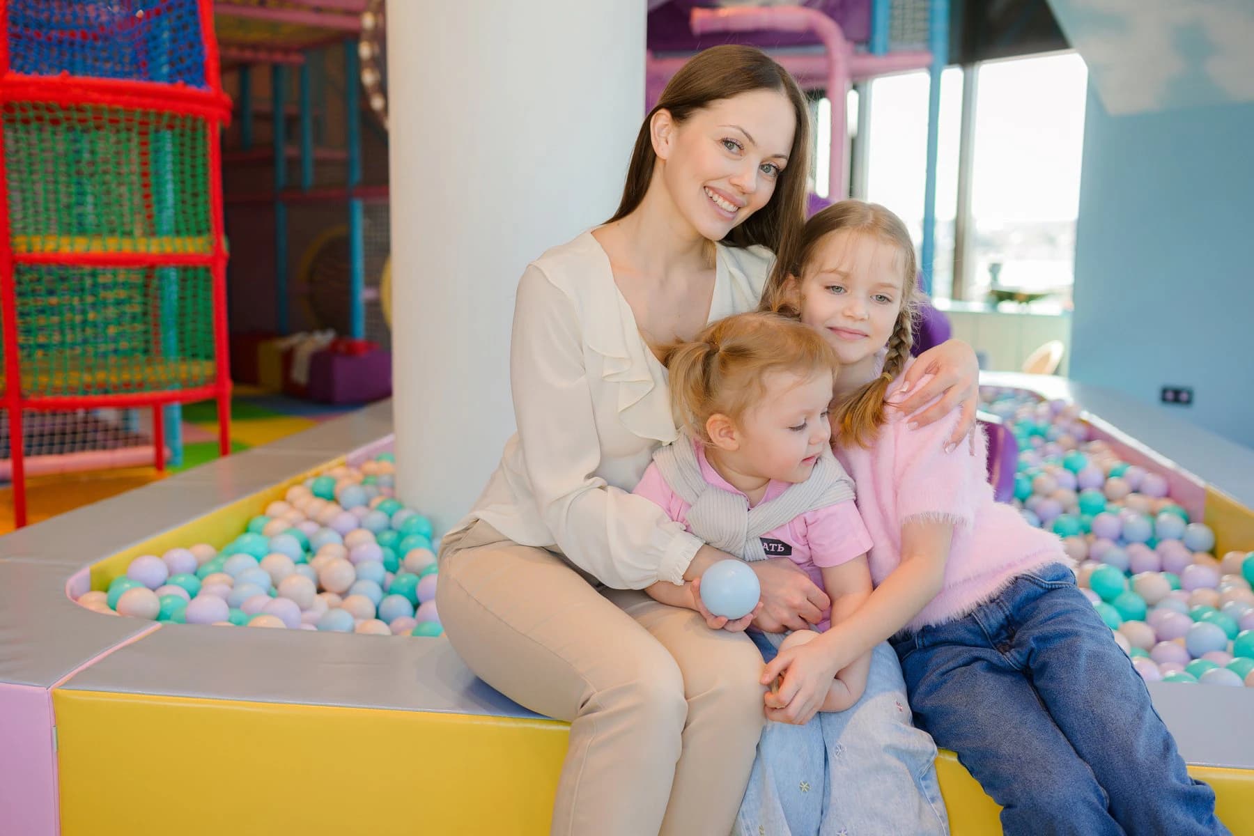 Мама с двумя дочками в игровой комнате клиники BAMBINO